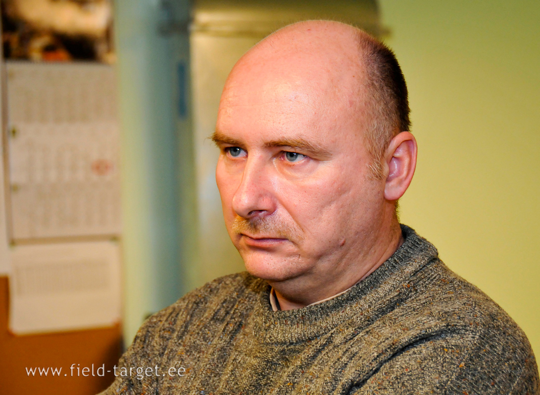 Danel kaalub, millise püssiga peaks edaspidi harjutama